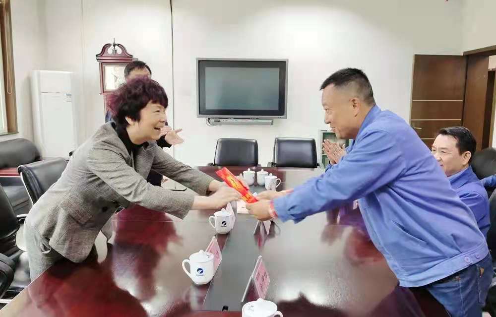 市人大常委會(huì )副主任、市總工會(huì )主席徐亞健來(lái)湘電慰問(wèn)全國勞動(dòng)模范徐仲維.jpg